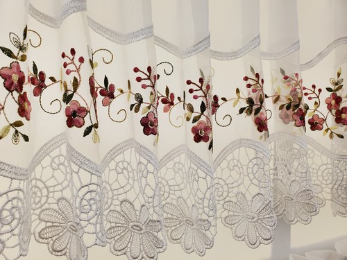 Organza bianca rosa ricamata